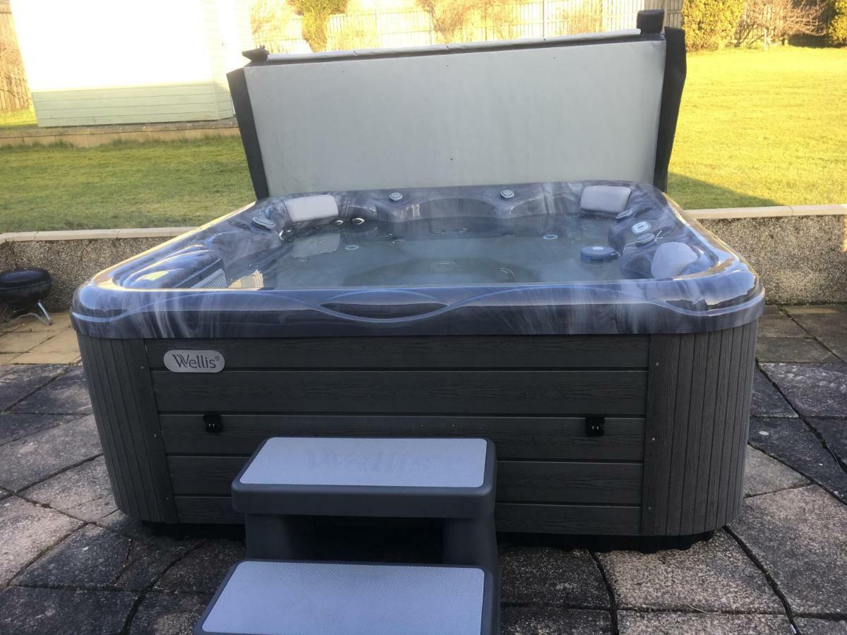 Pippin, Tranquil Scottish Cottage With Hot Tub Airdrie Exterior photo